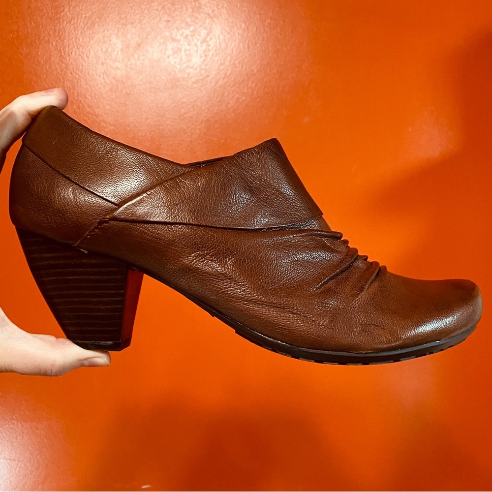 22 - BareTraps Tynessa Brown Leather Slip On Booties VGUC Sz 9